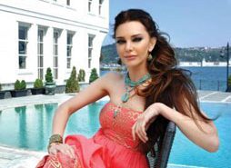 Hande Ataizi Tiyatroya Geri Dönüyor