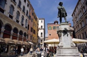 carlo-goldoni-statue_12324