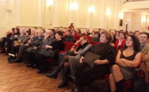 Üstün Akmen Cehaletin Övüldüğü Bir Dönemin Antiteziydi