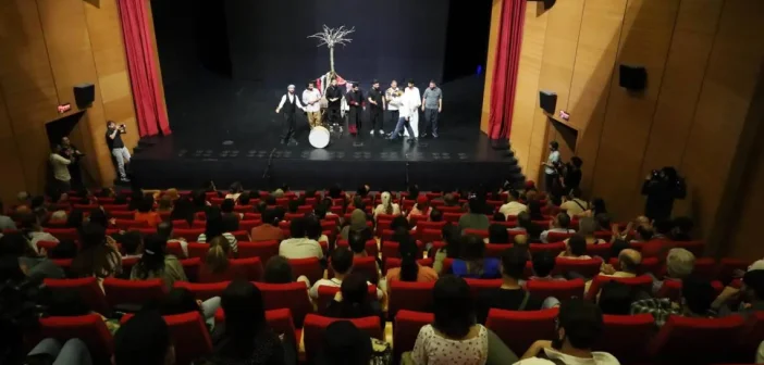 ‘Halk Yasaklamalara Karşı Amed Tiyatro Festivalini Sahiplendi’