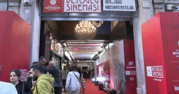 Kırmızı Dalga Ve Sanat