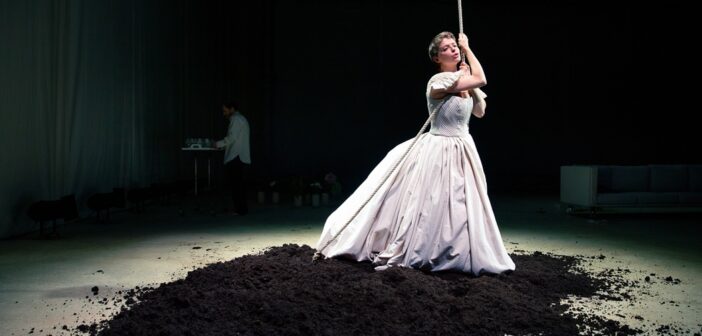 İstanbul Tiyatro Festivalinde Bovary: 21. Yüzyılın Feminist Sesi