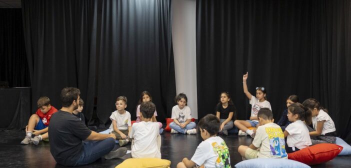 Mersin’de Tiyatro Kursları Devam ediyor: 7-60 Yaş Arası 250 Kursiyer Sahneye Hazırlanıyor