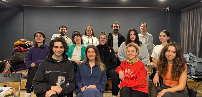 “Taksim’e Kadar”: Yağmurlu Bir İstanbul Yolculuğunda Yedi Yabancı, Yedi İç Ses, Tek Hikaye