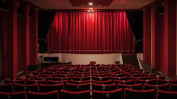 Onur Ünlü’nün Filminden Uyarladığı ‘Güneşin Oğlu’ Oyunu İlk Kez Tiyatroseverlerle Buluştu