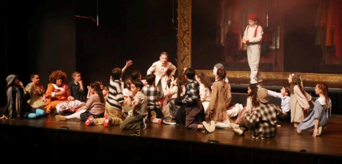 Çocuk Eğitim Birimi Mezunları Kendi Yazdıkları Oyunla Sahneye Çıktı