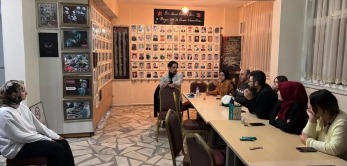 İşçiler ve Öğrenciler Aynı Sahnede: Mekansızlar Tiyatrosu Üretimini Sürdürüyor