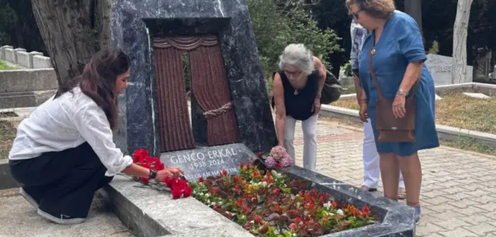 Genco Erkal İçin Hazırlanan Tiyatro Sahnesi Şeklindeki Anıt Mezar, Ölümünün İkinci Yılında Açıldı